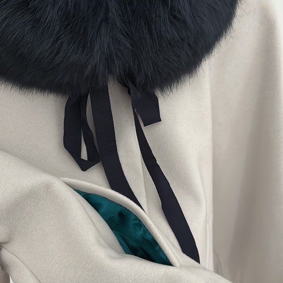 TAHARI - silver cape with navy fur collar - Picture 13 of 13